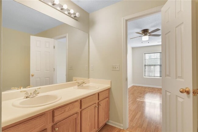 Building Photo - 1102 Pleasant Oaks Ct