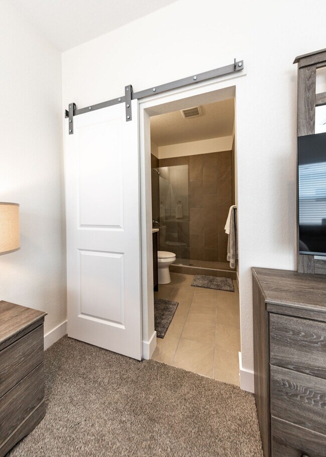 Building Photo - 1 Bed Luxury Apartment near Garden of the Gods