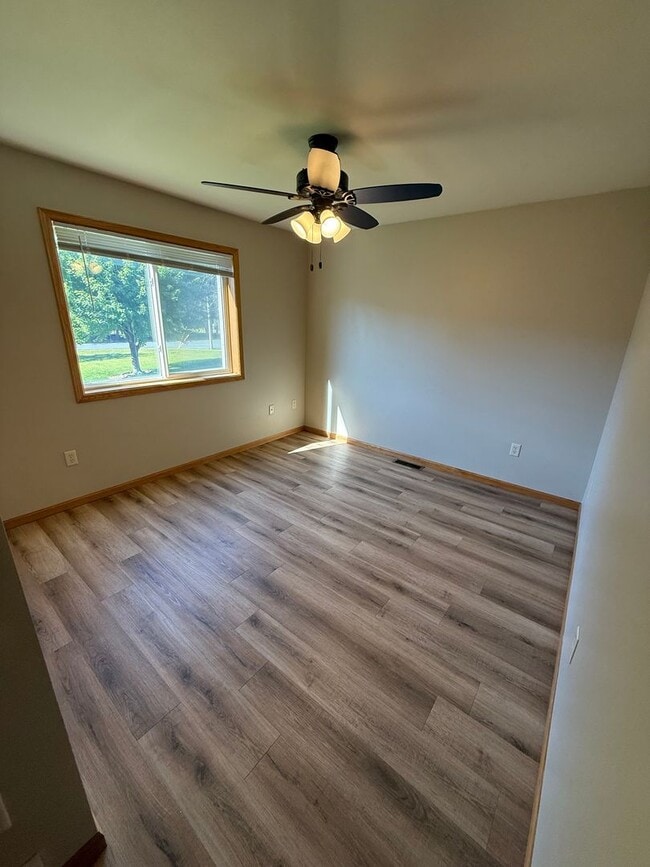 Building Photo - Huge 3BR/3ba Duplex on West Side of Eau Cl...