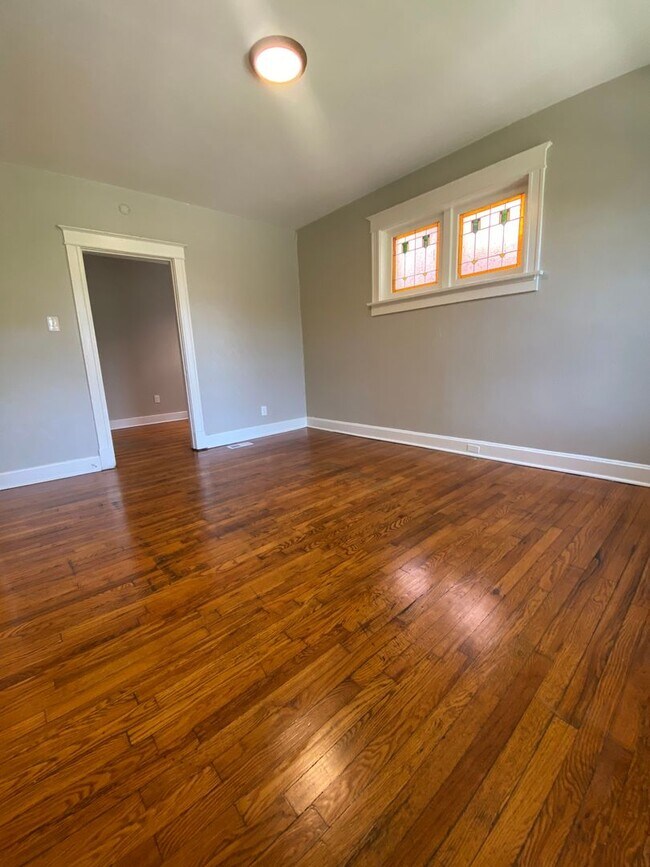 Building Photo - Charming 1 bedroom. Professionally Managed.