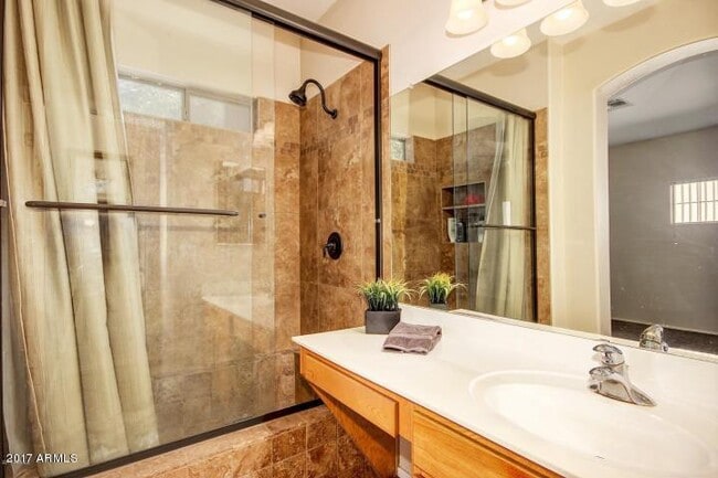 Building Photo - 934 E Madeline Dr