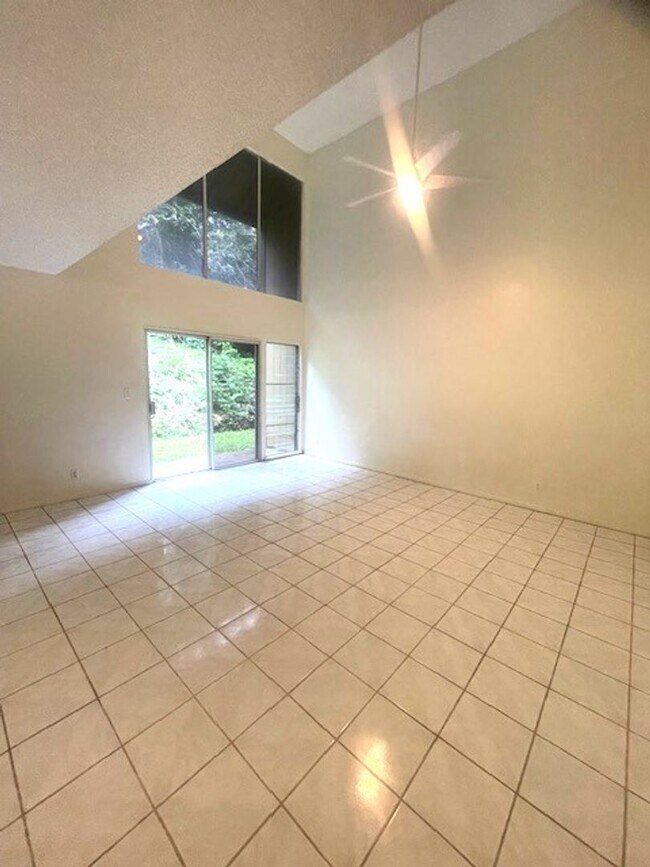 Building Photo - Beautiful 4 bed/ 2 bath/ 2 parking In Kaneohe