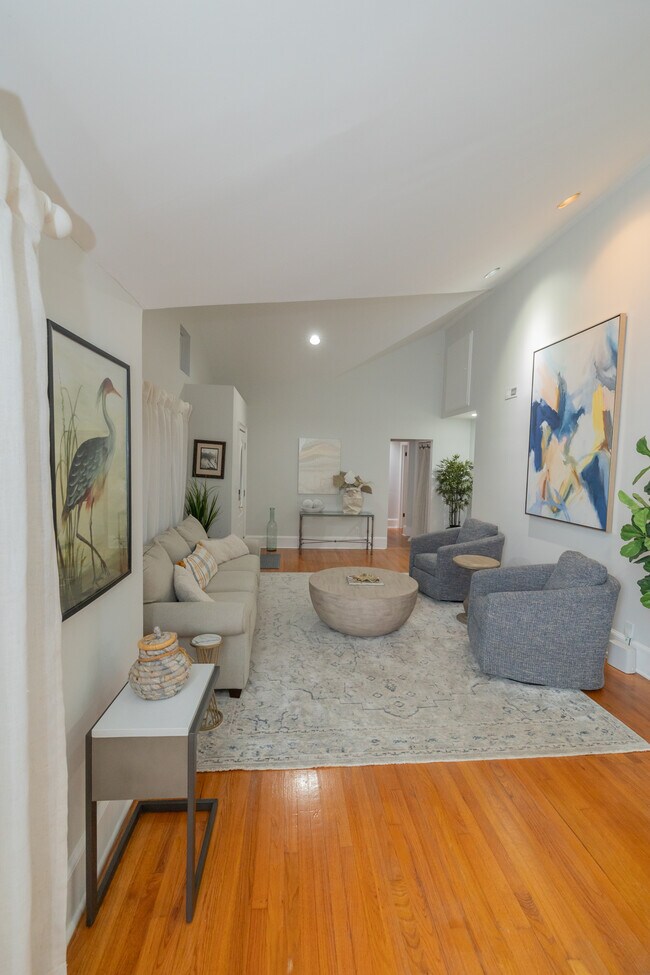 Building Photo - 944 Lakeview Dr