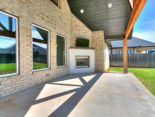 Building Photo - 5 Bedrooms + 3 Baths + Piedmont Schools