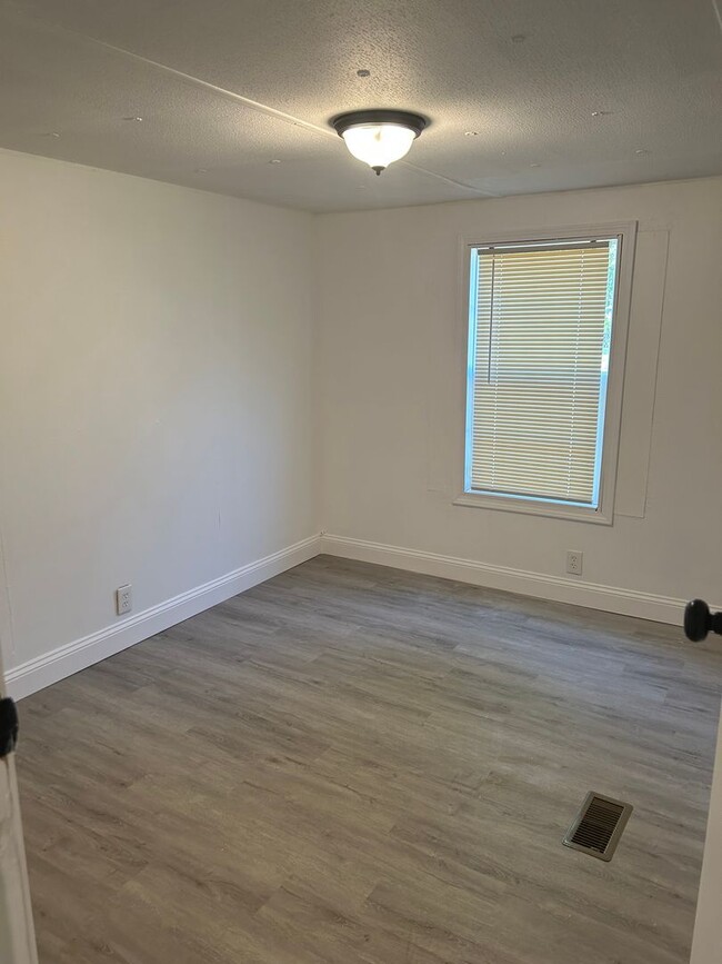Building Photo - Greenville, 3BD/2.BA, 1536