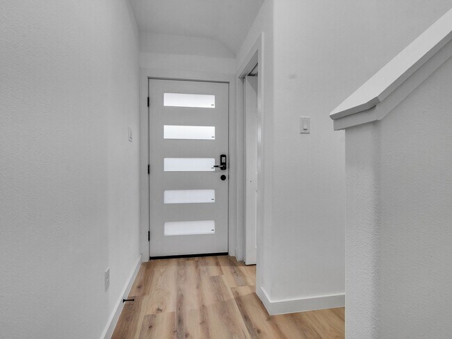 Building Photo - ? 3 Bed / 2.5 Bath Duplex – Spacious & Move-In Ready! ?