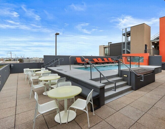 Building Photo - Awesome 1BR Loft Style Condo Overlooking M...