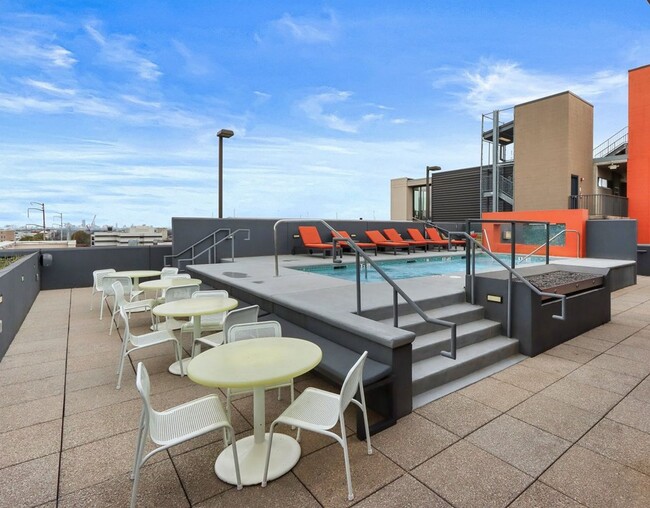 Building Photo - Awesome 1BR Loft Style Condo Overlooking Midtown!