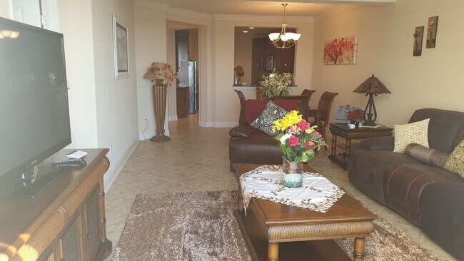 Building Photo - Stunning 3 bedroom top floor in Toscana FULLY FURNISHED