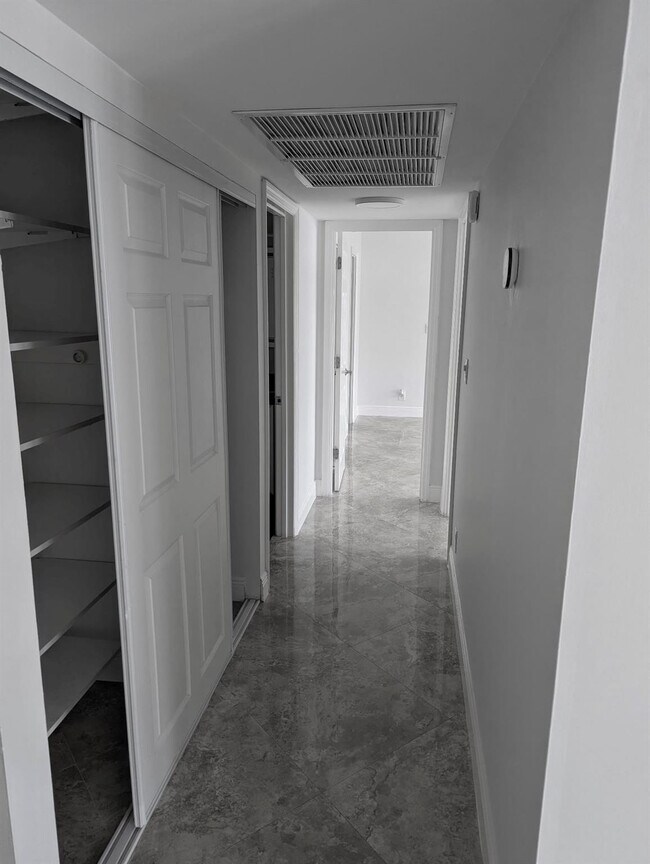 Building Photo - 550 Bayshore Dr