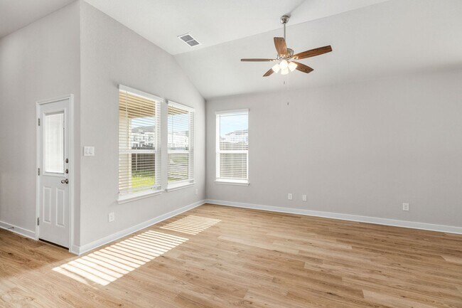 Building Photo - Luxury 4x3 Duplex in Buda, TX!