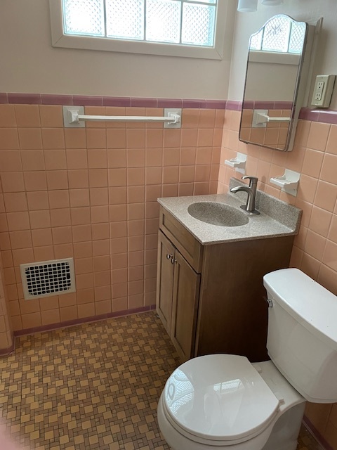 Bathroom - 5029 7th Ave