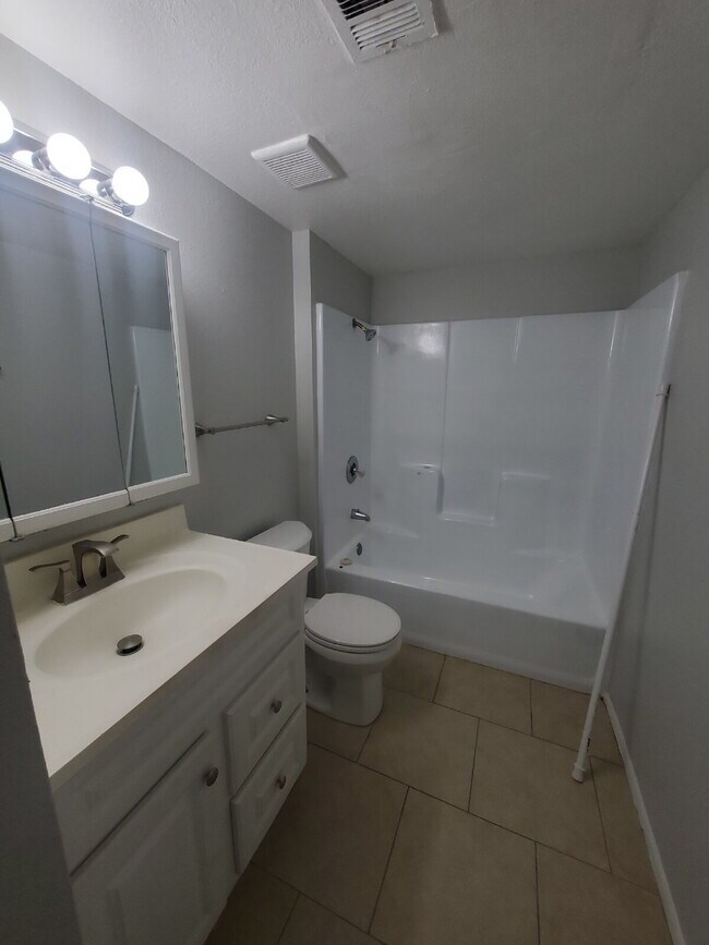 Building Photo - Stylish 2 Bed, 2 Bath Townhome in Great Lo...