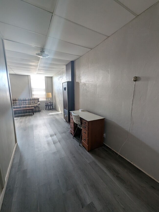 Building Photo - Furnished One Bedroom Upstairs Apartment