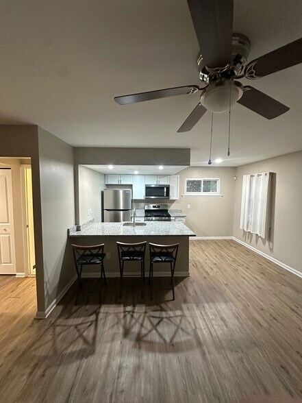 Building Photo - 8 Cedar Ave