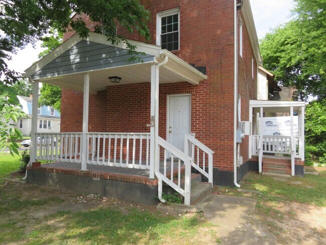 Building Photo - Newly renovated and updated home in Historic Petersburg.