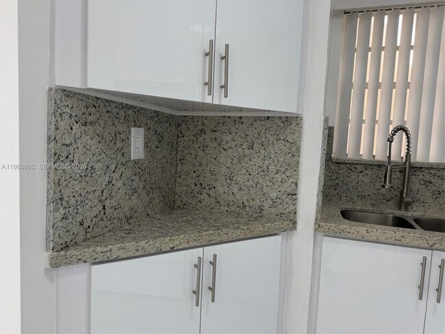 Building Photo - 8820 Fontainebleau Blvd