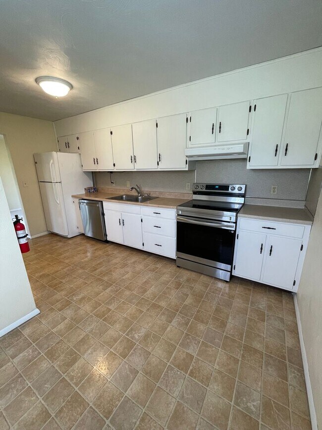 Building Photo - 704 Torrey Ln