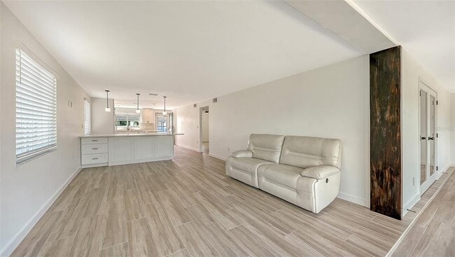 Building Photo - 909 Spanish Dr N