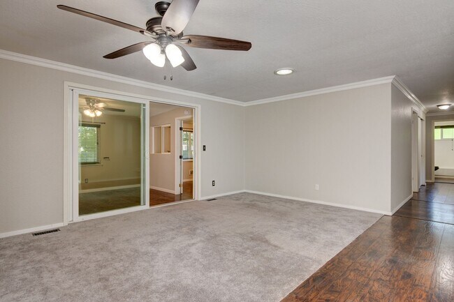 Building Photo - 4 bedroom 2 bath home