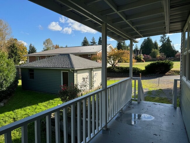 Building Photo - Charming 4 bedroom on 1+acre in Renton across from Benson Hill Elementary