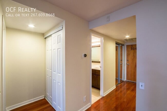 Building Photo - 301 Race St