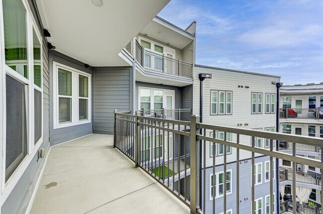 Building Photo - 975 Memorial Dr SE