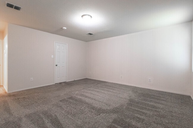 Building Photo - 2405 Spruce Ct