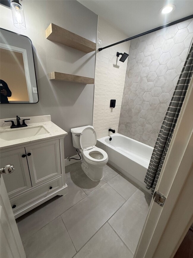 Building Photo - 609 W 20th St