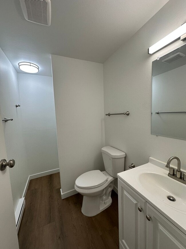 Building Photo - SPACIOUS 3-BEDROOM HOME NEAR OREGON TECH AND SKY LAKES  Located just 1.5 miles from Oregon Tech a...