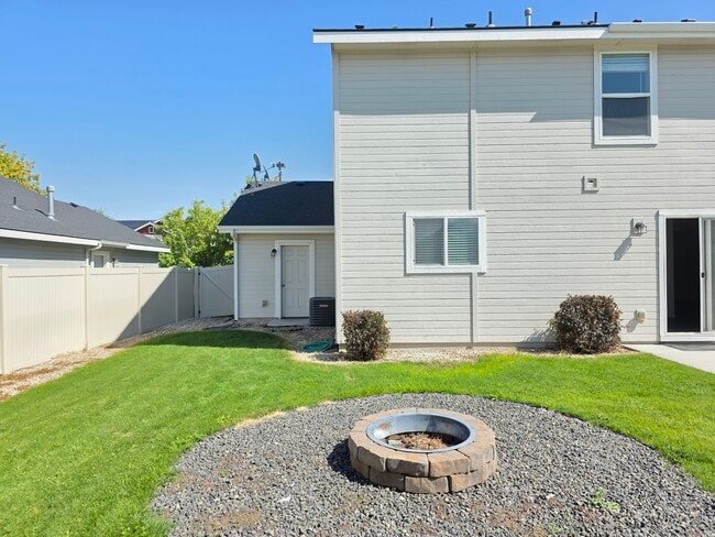Building Photo - Bonelli Ave