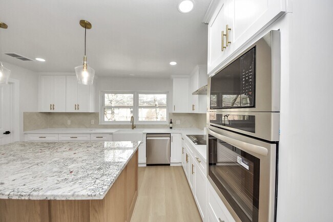 Building Photo - 26206 Maplewood Dr