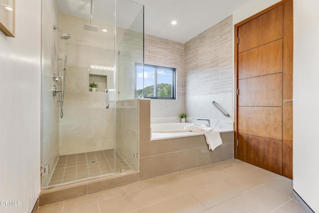 Building Photo - 12480 Viewcrest Rd