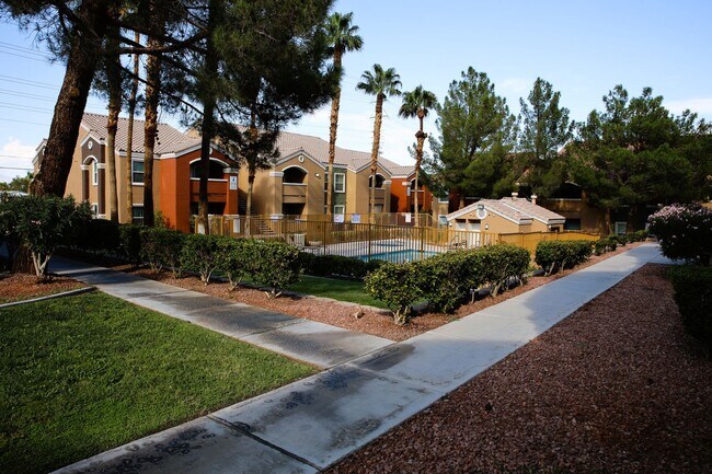 Building Photo - SW - COZY CONDO - 2 BEDROOM - 1ST FLOOR