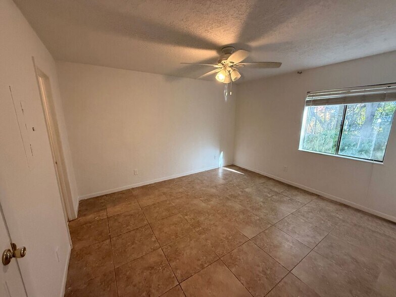 Building Photo - 4613 Bayshore Dr