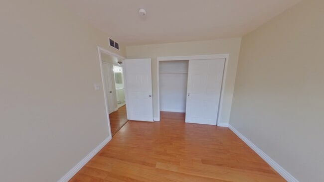 Building Photo - 512 North Cir