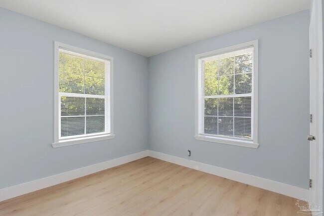 Building Photo - 525 Pelham Rd