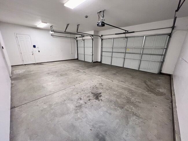 Building Photo - $2,695 Bullard & Hwy 99, 4 Bedroom With So...