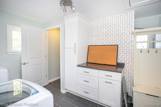 Building Photo - 4163 Amherst Rd