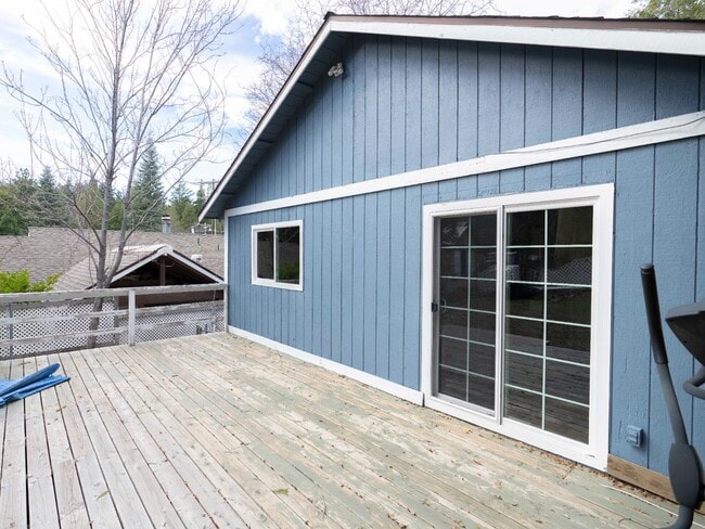 Building Photo - 26425 Lake Forest Dr