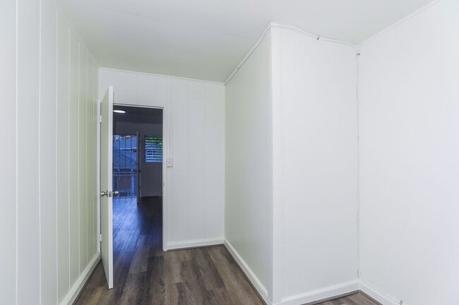 Building Photo - Renovated, upstairs, 2 bedroom 1 bath with...