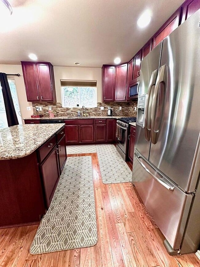 Building Photo - Beautiful 3 Bedroom Home on Greenbelt – Re...