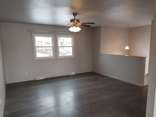 Building Photo - House For Lease