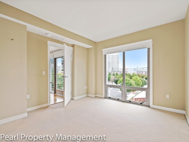 Building Photo - Waterfront Pearl - 1 bed/1.5 bath/den sw corner unit with parking/2 balconies/river view/most uti...