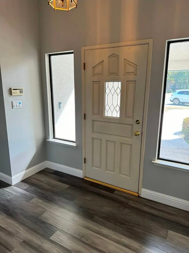 Building Photo - 3005 Summer Creek Ct