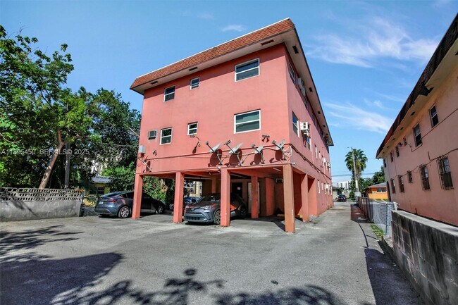 Building Photo - 458 SW 9th St