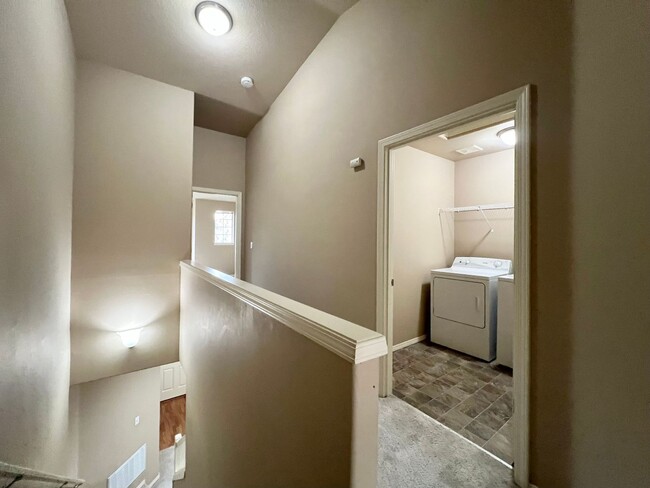 Building Photo - 2 Bed Townhouse with Two Master suites- Ne...