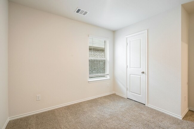 Building Photo - 1324 Stuarts Frst Dr