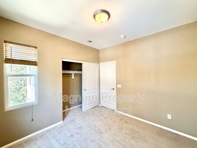 Building Photo - 28853 Sarasota Way