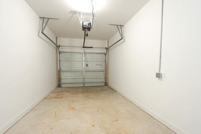 Building Photo - Luxury Townhouse in Sherrills Ford